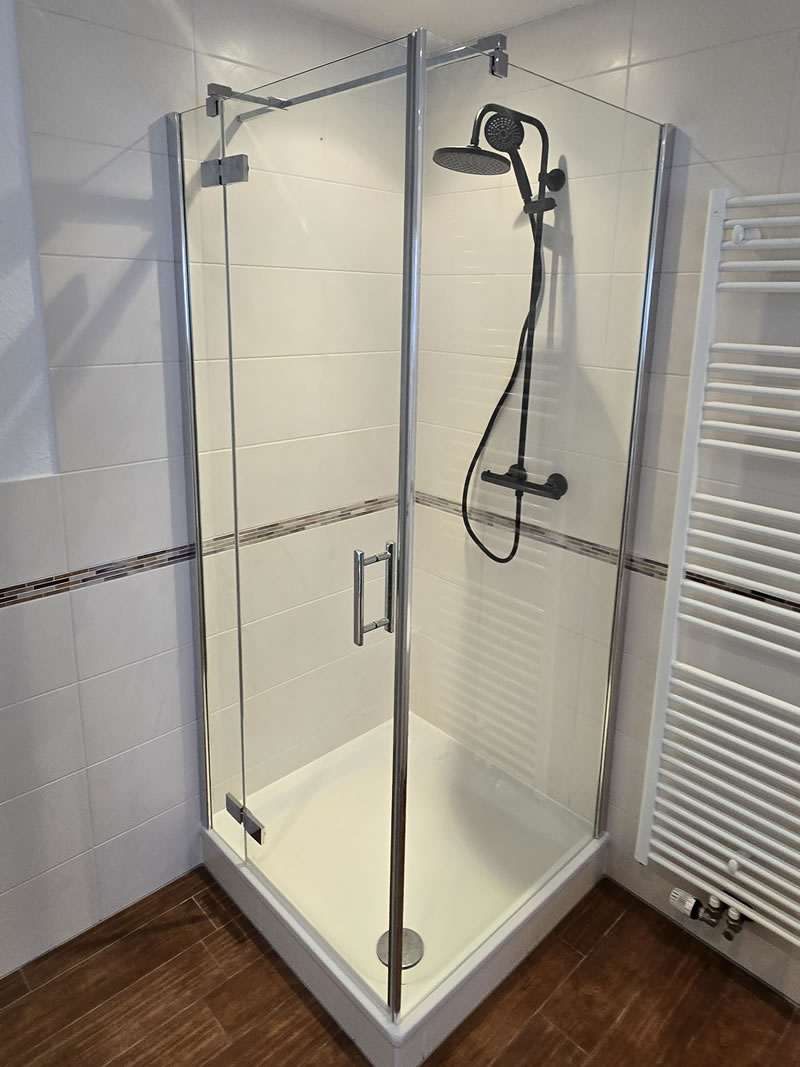 Zeitgemäße Gestaltung und Funktionalität, in einem neu sanierten Bad wurde eine Dusche eingebaut - Handwerker Robert Schäke aus Bad Pyrmont, ihr Allround Handwerkerservice für Dienstleistungen in Haus und Garten um Hameln und Bad Pyrmont, Handwerker Allrounder für Renovierung, Modernisierung, Sanierung im Raum Hameln Pyrmont. Wasserschadensanierung und Kaminsanierung durch den Handwerkerservice Robert Schäke. Ansicht einer neuen Dusche, die in einem frisch sanierten Badezimmer installiert wurde, und stilvolles Design sowie Funktionalität vereint