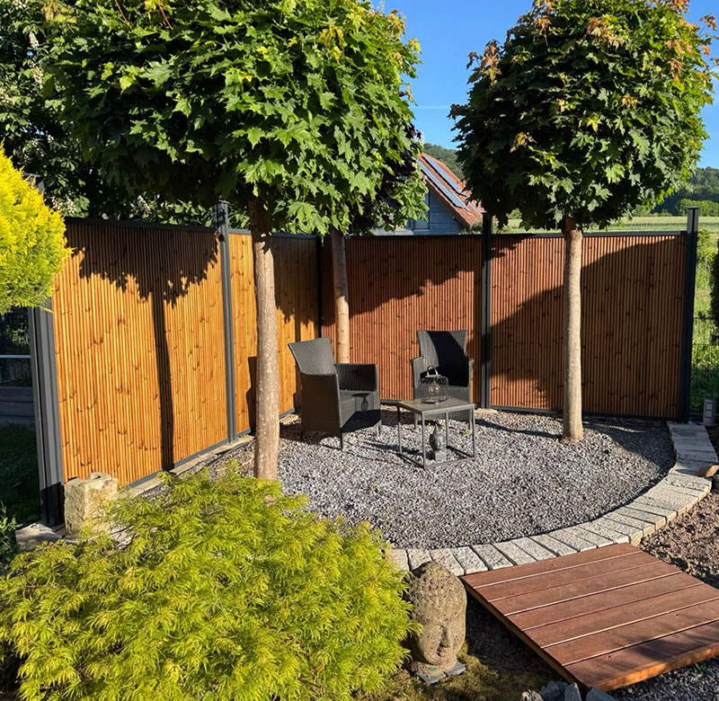 Neu errichteter, fünfteiliger Sichtschutzzaun an einer Sitzecke im Garten - Handwerker Robert Schäke aus Bad Pyrmont, ihr Allround Handwerkerservice für Dienstleistungen in Haus und Garten um Hameln und Bad Pyrmont, Handwerker Allrounder für Renovierung, Modernisierung, Sanierung im Raum Hameln Pyrmont. Wasserschadensanierung und Kaminsanierung durch den Handwerkerservice Robert Schäke. Ein schöner, neu errichteter Sichtschutzzaun, in fünf segmentierten Teilen, der äußerst stilvoll die Privatsphäre im Garten sichert.