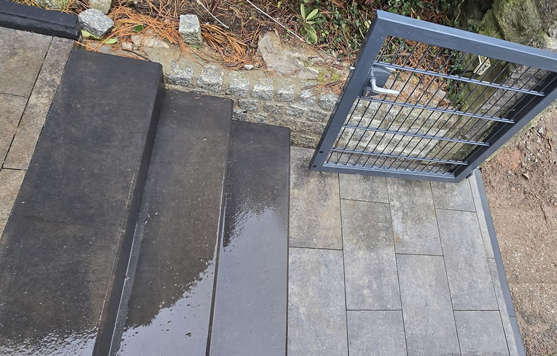 Das Wegstück zum Hauseingang ist neu gepflastert worden, und es gibt nun eine passende Treppe - Handwerker Robert Schäke aus Bad Pyrmont, ihr Allround Handwerkerservice für Dienstleistungen in Haus und Garten um Hameln und Bad Pyrmont, Handwerker Allrounder für Renovierung, Modernisierung, Sanierung im Raum Hameln Pyrmont. Wasserschadensanierung und Kaminsanierung durch den Handwerkerservice Robert Schäke. Gartenweg, der eine Treppe integriert, fachmännisch gepflastert und harmonisch in die Umgebung eingefügt.
