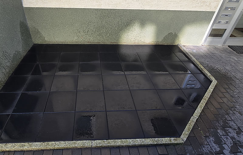 Harmonisch gestaltete und neu gepflasterte Hausecke - Handwerker Robert Schäke aus Bad Pyrmont, ihr Allround Handwerkerservice für Dienstleistungen in Haus und Garten um Hameln und Bad Pyrmont, Handwerker Allrounder für Renovierung, Modernisierung, Sanierung im Raum Hameln Pyrmont. Wasserschadensanierung und Kaminsanierung durch den Handwerkerservice Robert Schäke. Neu gepflasterte Ecke im Hof, farblich und stilistisch abgestimmt auf den Hauseingang.