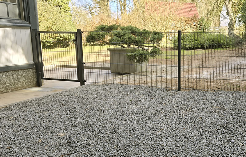 Stabmattenzaun mit Tür, Trennung des Gartenbereiches vom Vorgarten zur Hundesicherung - Handwerker Robert Schäke aus Bad Pyrmont, ihr Allround Handwerkerservice für Dienstleistungen in Haus und Garten um Hameln und Bad Pyrmont, Handwerker Allrounder für Renovierung, Modernisierung, Sanierung im Raum Hameln Pyrmont. Wasserschadensanierung und Kaminsanierung durch den Handwerkerservice Robert Schäke. Montierter Stabmattenzaun mit eingebauter Pforte, errichtet im Gartenbereich um zu verhindern das der Hund vom Grundstück läuft.