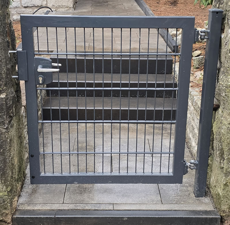 Installation einer stabilen Metalltür für einen perfekten und einladenden Eingangsbereich. - Handwerker Robert Schäke aus Bad Pyrmont, ihr Allround Handwerkerservice für Dienstleistungen in Haus und Garten um Hameln und Bad Pyrmont, Handwerker Allrounder für Renovierung, Modernisierung, Sanierung im Raum Hameln Pyrmont. Wasserschadensanierung und Kaminsanierung durch den Handwerkerservice Robert Schäke. Die Montage einer modernen Metalltür zwischen den Pfosten des Eingangs, die Sicherheit und Stil vereint.