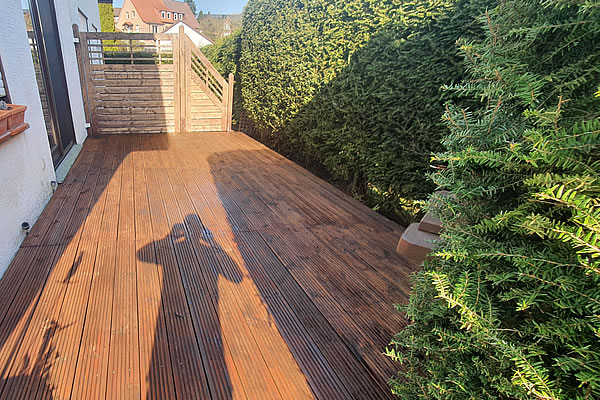 Terrassenboden mit Sichtschutzzaun - Allround Handwerker in Hameln und Bad Pyrmont - Handwerkerservice Robert Schäke für Renovierung, Modernisierung, Sanierung, Dienstleistungen für Haus und Garten